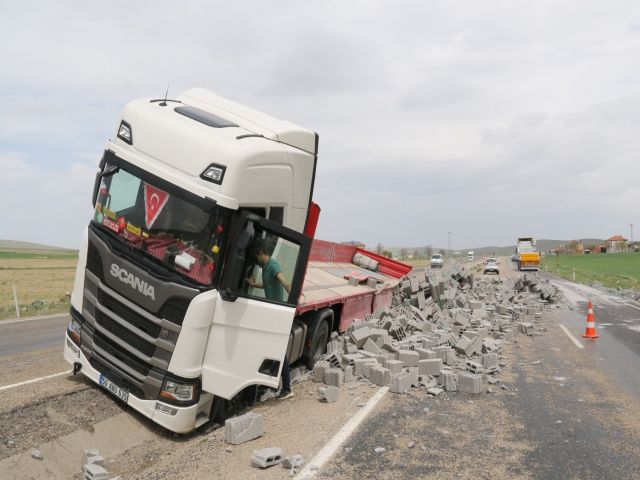 Devrilen TIR’dan burnu bile kanamadan çıktı