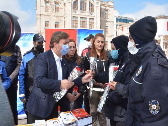 Vali Aydoğdu Kadın Personeli Unutmadı