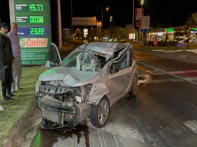 Hızla Gelen Otomobil Tıra Çarptı, 2 Kişi Ölümden Döndü 