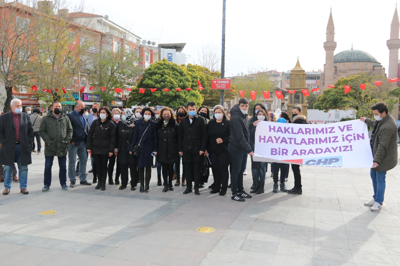 "KADINA YÖNELİK ŞİDDET POLİTİKTİR"