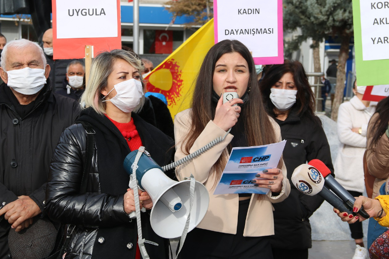 "KADINA YÖNELİK ŞİDDET POLİTİKTİR"