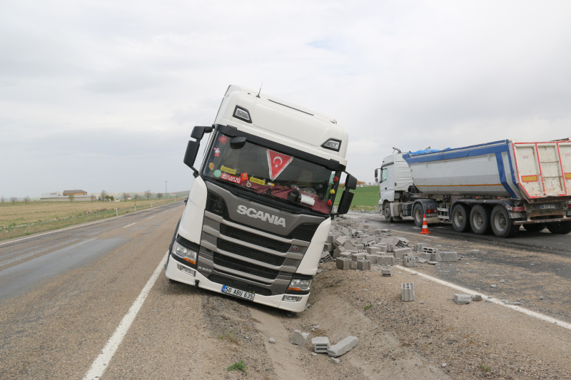 Devrilen TIR’dan burnu bile kanamadan çıktı