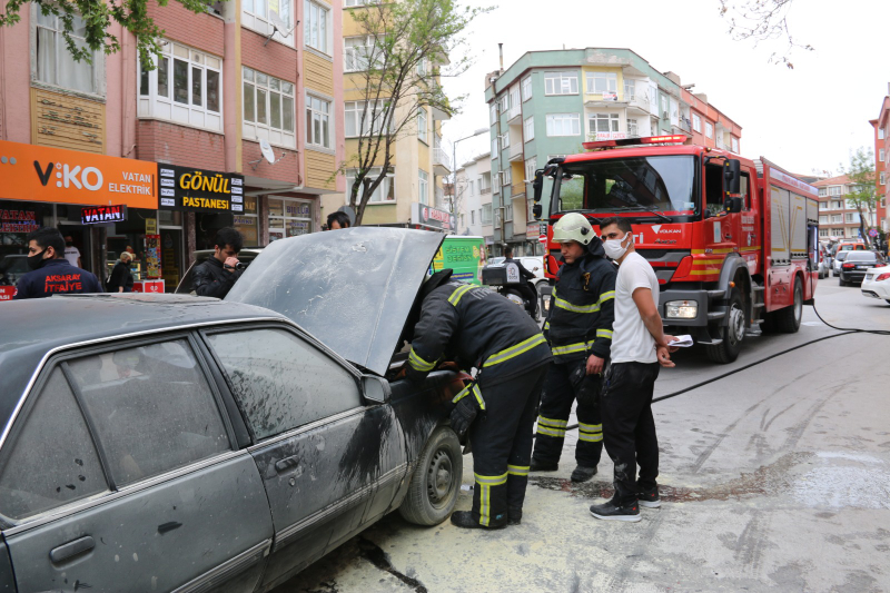 Seyir halindeki otomobil bir anda alev aldı