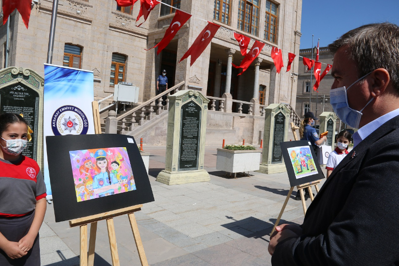 Minik Ressamların Kalp Gözünden Polis Amcaları