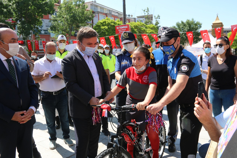 Minik Ressamların Kalp Gözünden Polis Amcaları