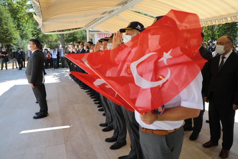 15 Temmuz şehitleri kabir başında anıldı