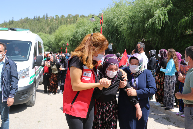 ŞEHİDİN KIZ KARDEŞİ “BEN AĞABEYİMSİZ NE YAPARIM?”