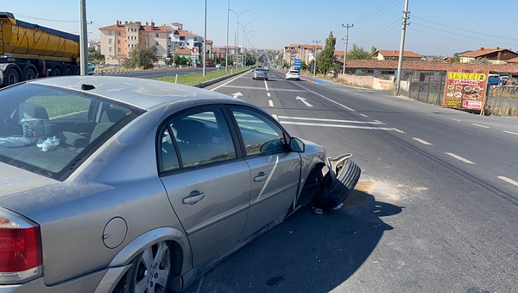 Kazada otomobilin 4 lastiği patladı