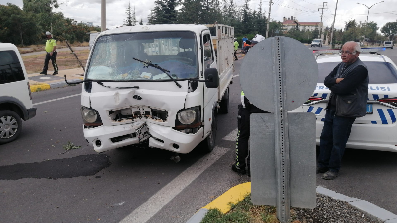 Kamyonet Yoldan Çıktı Ağaca Çarptı