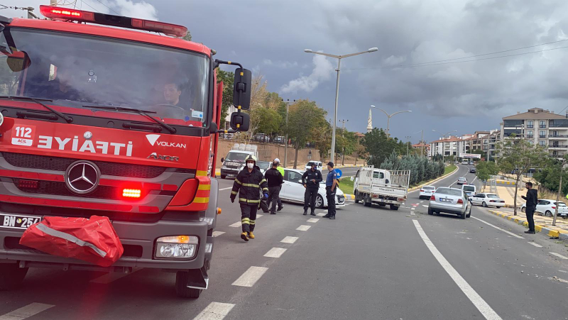 Kamyonet Yoldan Çıktı Ağaca Çarptı