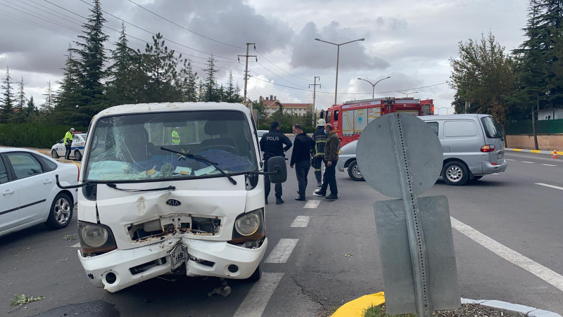 Kamyonet Yoldan Çıktı Ağaca Çarptı