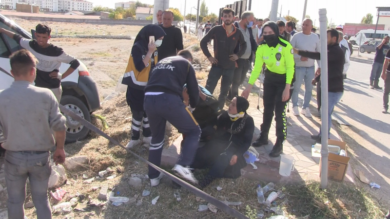 Aksaray-Konya Karayolu’nda Aynı Yönde Seyreden Kamyona Kırmızı Işıkta Arkadan Çarpan Minibüsteki 4 kişi Yaralandı