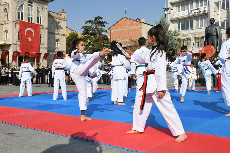 CUMHURİYET COŞKUSU MEYDANA SIĞMADI!