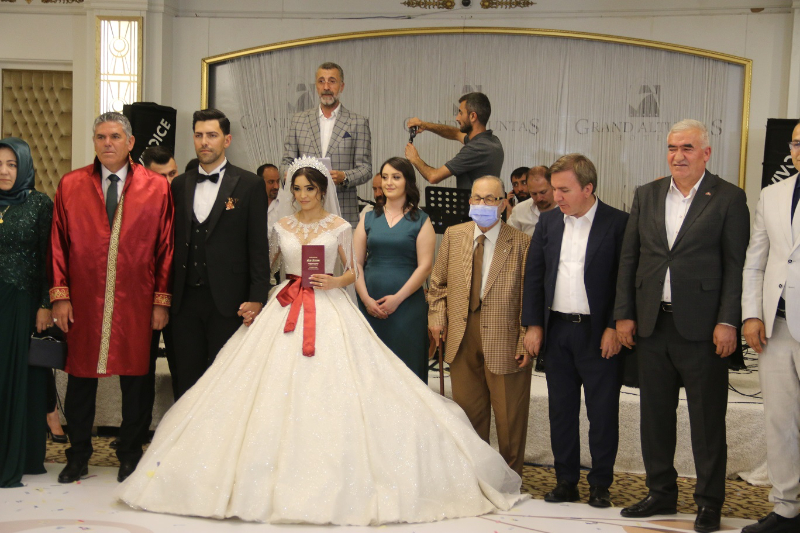 Belediye Başkanı Oğlunun Nikah Memurluğunu Yaptı