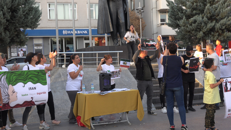 İranlı, Afganlı ve Suriyeli Kadınlar Saçlarını Keserek İran Rejimini Protesto Ettiler