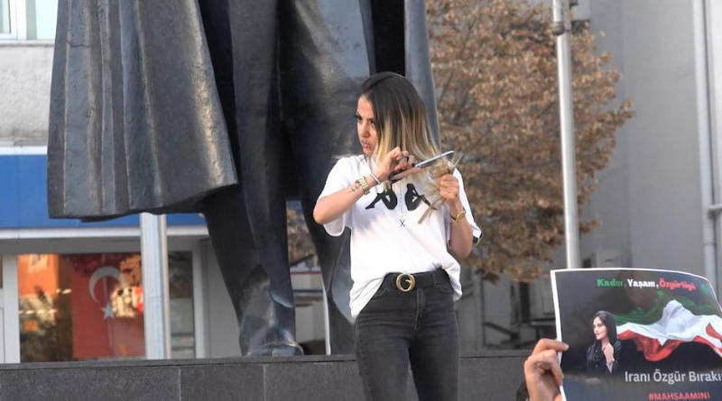 İranlı, Afganlı ve Suriyeli Kadınlar Saçlarını Keserek İran Rejimini Protesto Ettiler