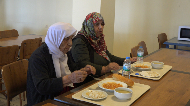 Depremzedeler Aksaray'daki KYK Yurtlarına Yerleştirildi: Halk Haberi Alınca Yardım Paketleriyle Yurtlara Akın Etti