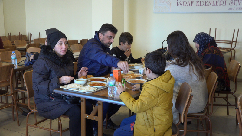 Depremzedeler Aksaray'daki KYK Yurtlarına Yerleştirildi: Halk Haberi Alınca Yardım Paketleriyle Yurtlara Akın Etti