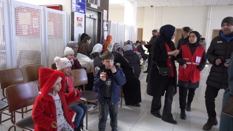 Depremzedeler Aksaray'daki KYK Yurtlarına Yerleştirildi: Halk Haberi Alınca Yardım Paketleriyle Yurtlara Akın Etti