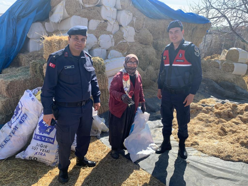 Jandarma, 8 Mart'ta Kadınları Unutmadı: Karanfil Dağıtıldı