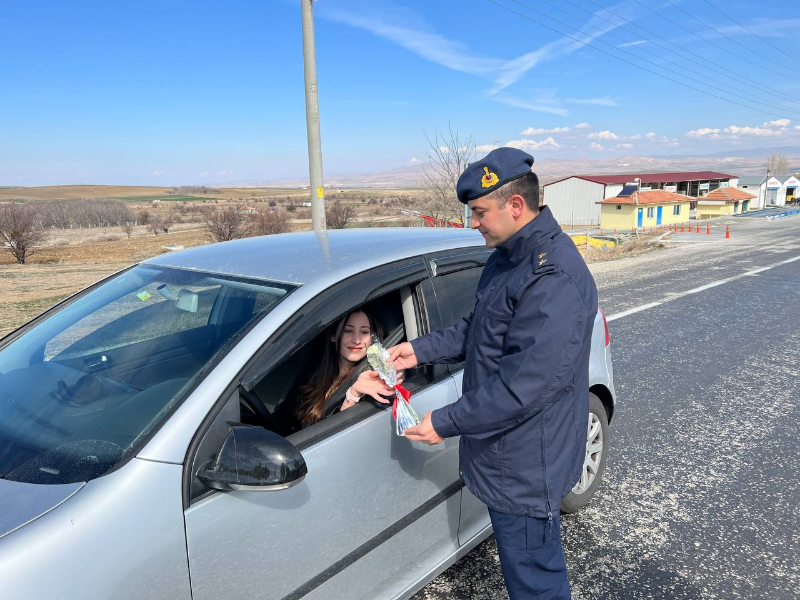 Jandarma, 8 Mart'ta Kadınları Unutmadı: Karanfil Dağıtıldı