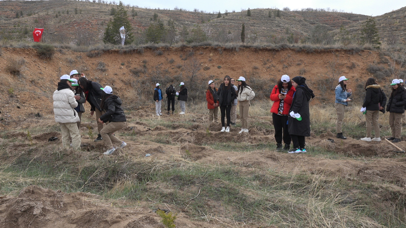 Depremzelerin Anısına 1500 Fidan Dikip Hatıra Ormanı Yaptılar