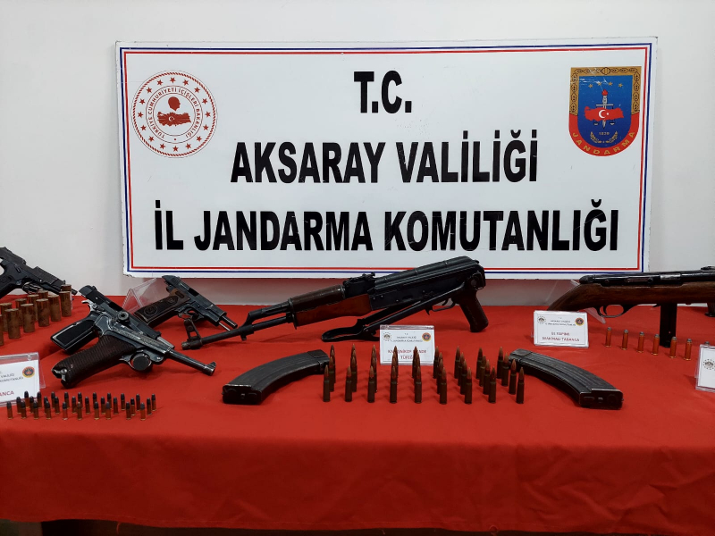 Aksaray’da Jandarmanın Operasyon Yaptığı Ev Adeta Cephanelik Çıktı