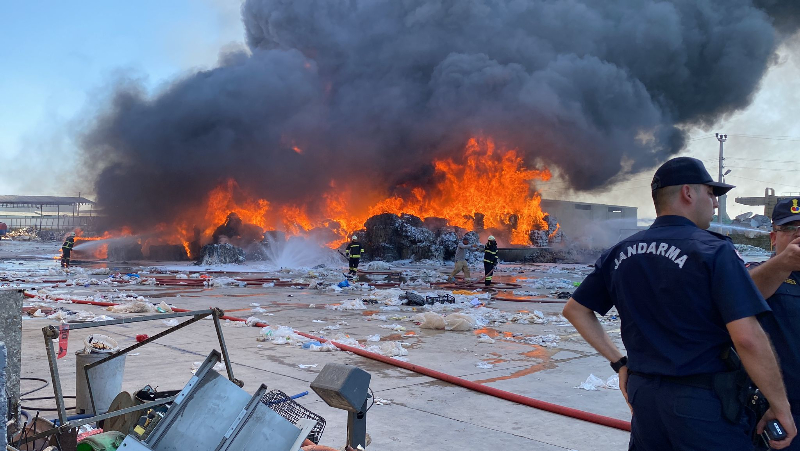 Aksaray OSB'de Geri Dönüşüm Fabrikasında Korkutan Yangın