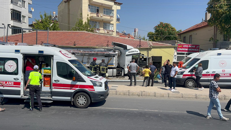 Lastiği Patlayan Tır Boş Dükkana Daldı: 1 Yaralı