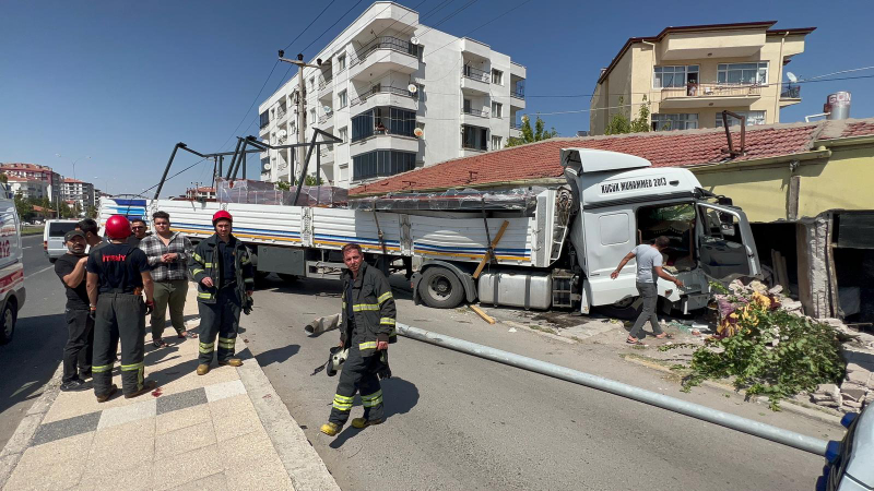 Lastiği Patlayan Tır Boş Dükkana Daldı: 1 Yaralı