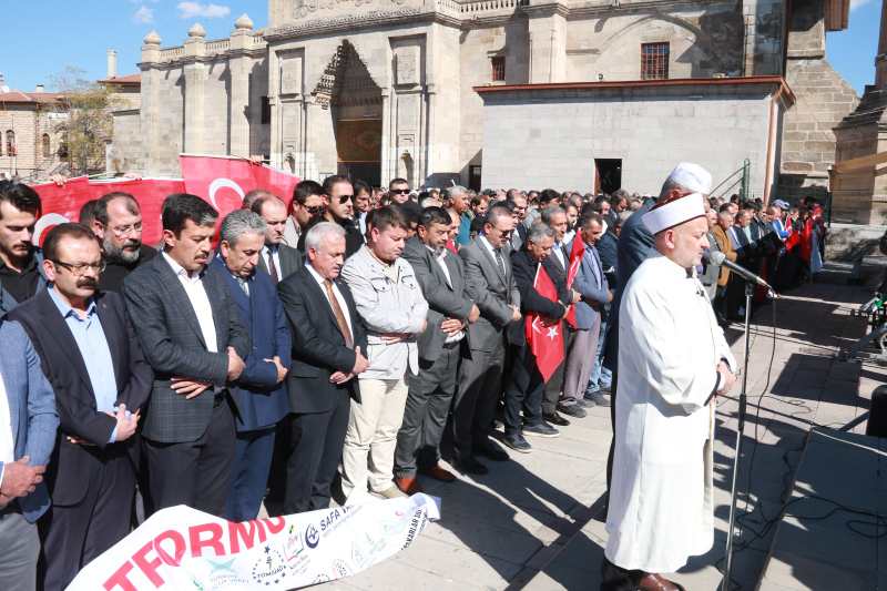 Ulu Camii'de "Kahrolsun İsrail" Sesleri Yükseldi