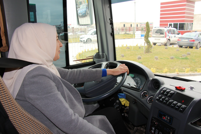 AKSARAY'IN TEK KADIN SERVİS ŞOFÖRÜ FATMA GÜDEN: "BEN ERKEĞİM, BEN KADINIM DEMESİNLER, HERKES SEVDİĞİ İŞİ YAPSIN"