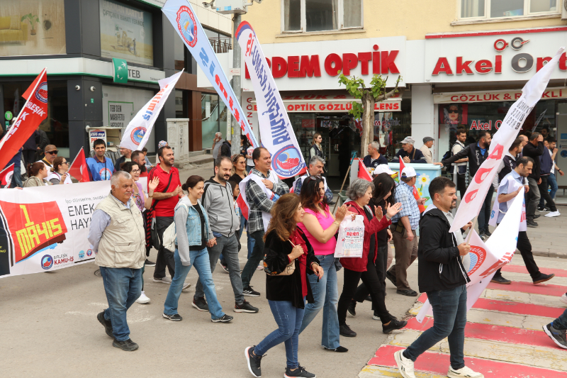 "1 MAYIS'I AĞIR BİR EKONOMİK KRİZİN ORTASINDA KARŞILIYORUZ"