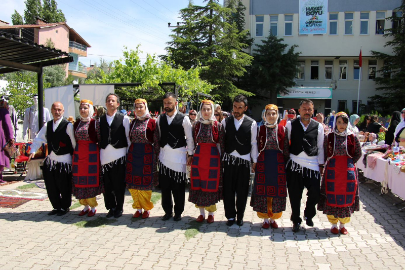 HALK EĞİTİM KURSİYERLERİNİN EL EMEKLERİ SERGİLENDİ