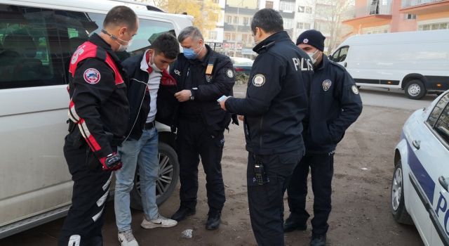 Polisin Dur İhtiarına Uymayan Gençler Uyuşturucu Madde Ve Sahte Parayla Yakalandı