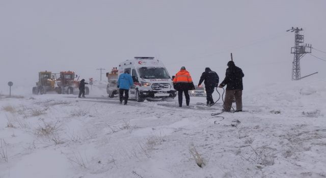  Hamile Anneyle Kara Saplanan Ambulansı Ekipler Kurtardı  