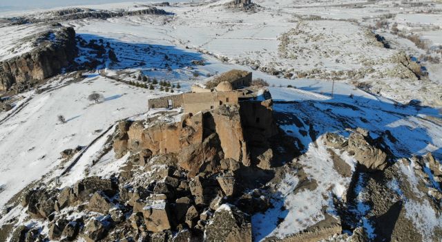 Yüksek Kilise görkemli duruşuyla kış mevsiminde de büyülüyor