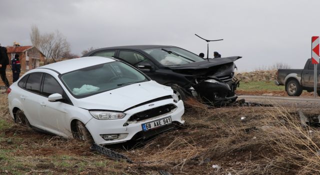 Hatalı sollama beraberinde kazayı getirdi 3 yaralı