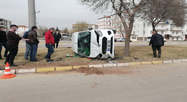 Kazada kontrolden çıkan araç refüje çıkıp takla attı