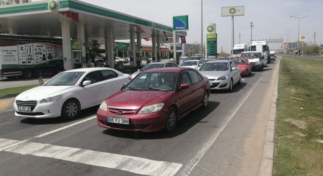 Aksaray’da karayollarında tam kapanma öncesi trafik yoğunluğu