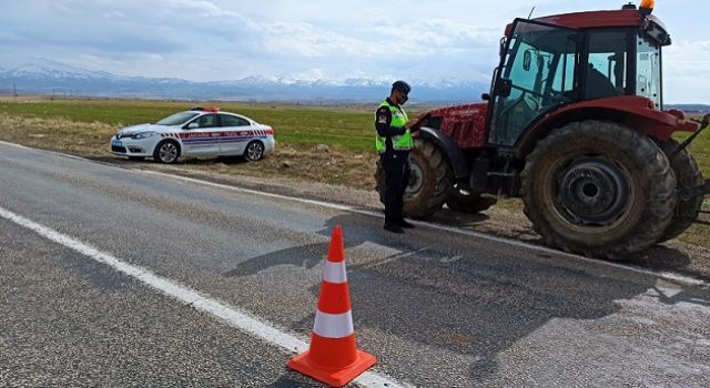 Jandarma ekipleri traktör sürücülerini bilgilendirdi