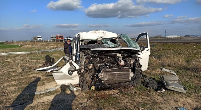 Sürücüsünün direksiyon hakimiyetini kaybettiği kamyonet bariyerlere çarparak durabildi: 2 yaralı