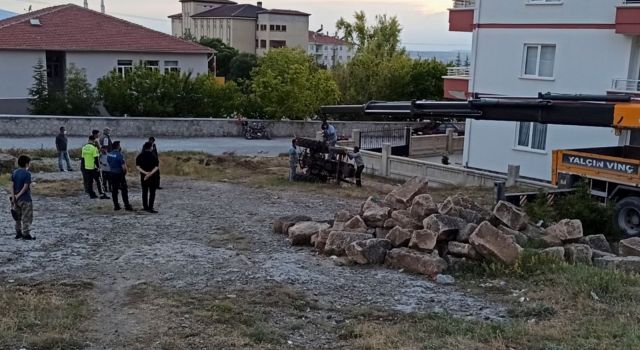 Kadın sürücünün kullandığı traktör şarampole devrildi: 1 yaralı