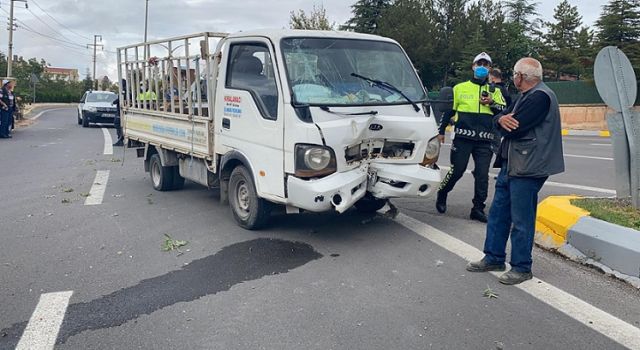 Kamyonet Yoldan Çıktı Ağaca Çarptı