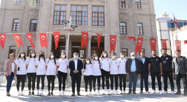 VALİ AYDOĞDU’DAN VOLEYBOLCU KIZLARA DESTEK SÖZÜ