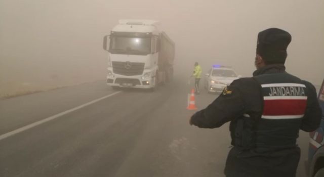 Aksaray’da Kum Fırtınası Trafiği Durdurdu, Kilometrelerce Kuyruk Oluştu