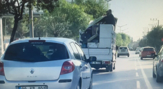 Buzdolabı Düşmesin Diye Üzerine Oturup Yolculuk Yaptı