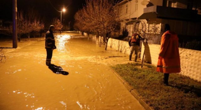 Sağanak Vurdu, Sel Sularına Kapılan Kişi Aranıyor