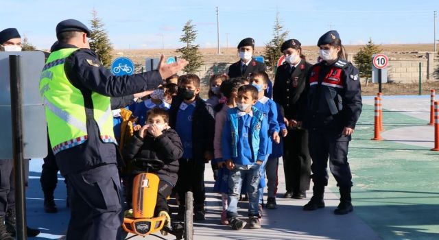 Aksaray Jandarmadan Gerçeği Aratmayan Uygulamalı Trafik Eğitimi