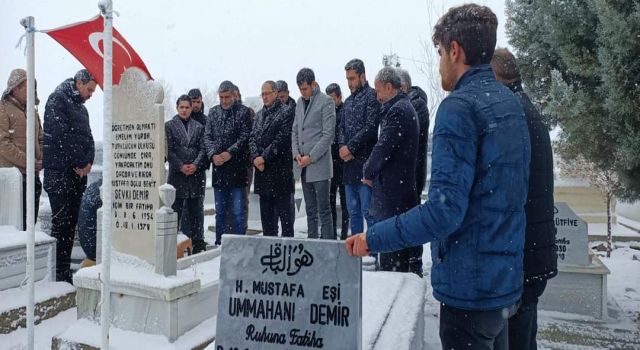 "Ülkücü Şehit" Şevki Demir'i Mezarı Başında Anıldı